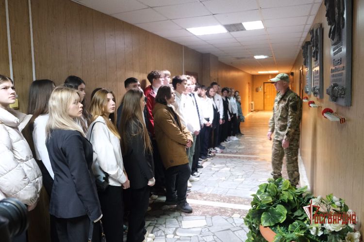 В преддверии Дня Победы орловские школьники побывали в спецподразделении ОМОН «Крепость»