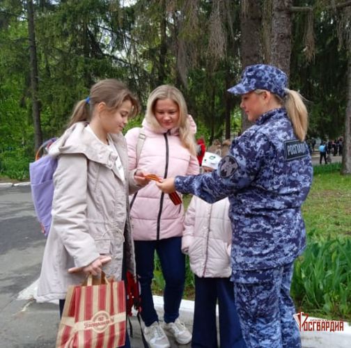 Сотрудники и военнослужащие Росгвардии раздают орловцам Георгиевские ленты