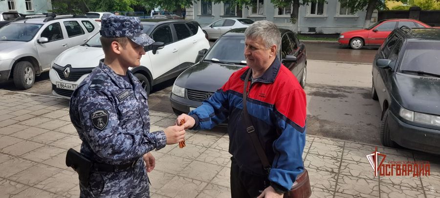 Сотрудники и военнослужащие Росгвардии раздают орловцам Георгиевские ленты