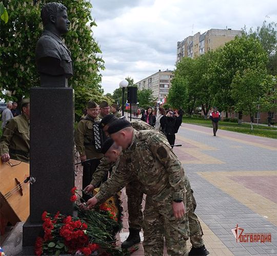 В День Победы росгвардейцы возложили цветы к стеле «Орел — город воинской славы»