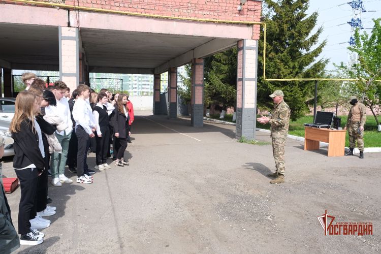В преддверии Дня Победы орловские школьники побывали в спецподразделении ОМОН «Крепость»