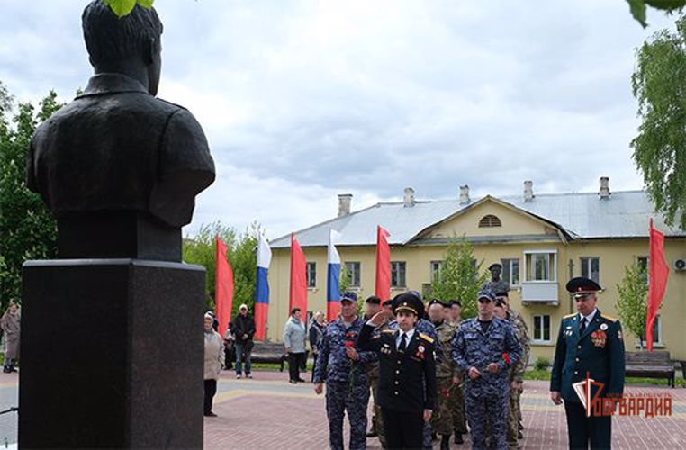 В День Победы росгвардейцы возложили цветы к стеле «Орел — город воинской славы»