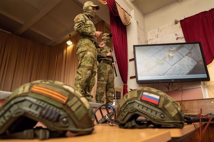 Военнослужащие Росгвардии рассказали школьникам в ЛНР, как вести себя при обнаружении неразорвавшихся боеприпасов