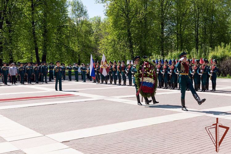 В преддверии Дня Победы генерал армии Виктор Золотов поздравил ветеранов Великой Отечественной войны (видео)