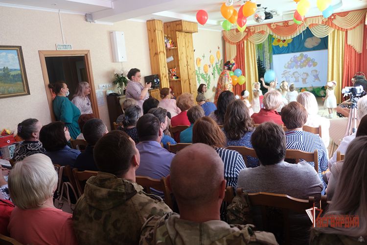 В Международный день защиты детей сотрудники орловского ОМОН навестили воспитанников подшефного дома ребенка