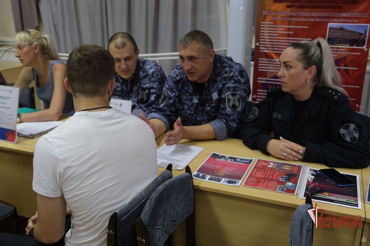 Орловские росгвардейцы приняли участие в ярмарке вакансий
