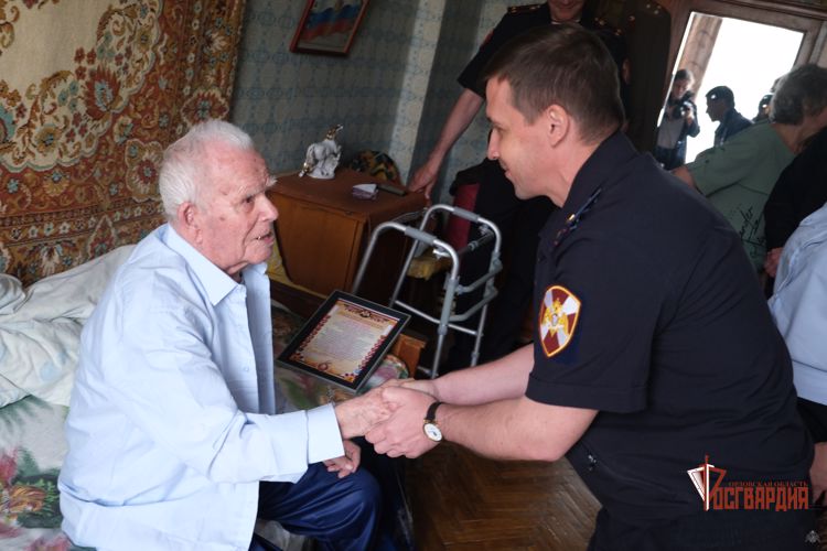 Орловские росгвардейцы поздравили со 102-летием ветерана Великой Отечественной войны