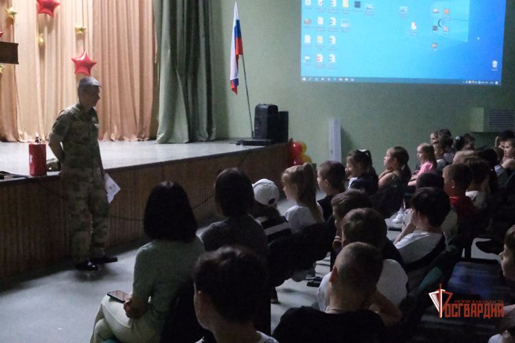 В Орле росгвардеец напомнил школьникам правила пожарной безопасности