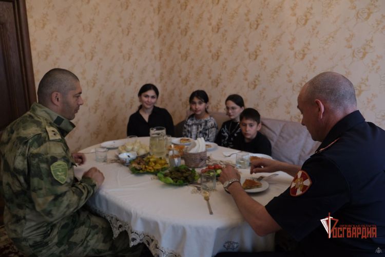 Орловские росгвардейцы поздравили многодетного коллегу с Днем семьи, любви и верности