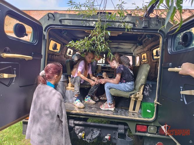 Сотрудники ОМОН «Крепость» поддержали акцию «Каникулы с Росгвардией»