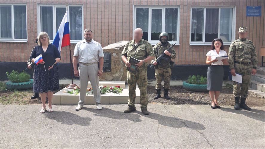 Военнослужащие Росгвардии открыли мемориал защитникам родины в ЛНР