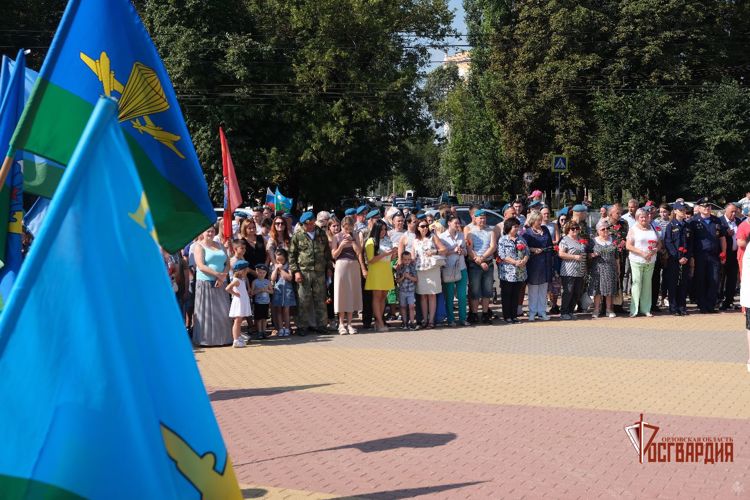 В Орле росгвардейцы почтили память воинов-десантников