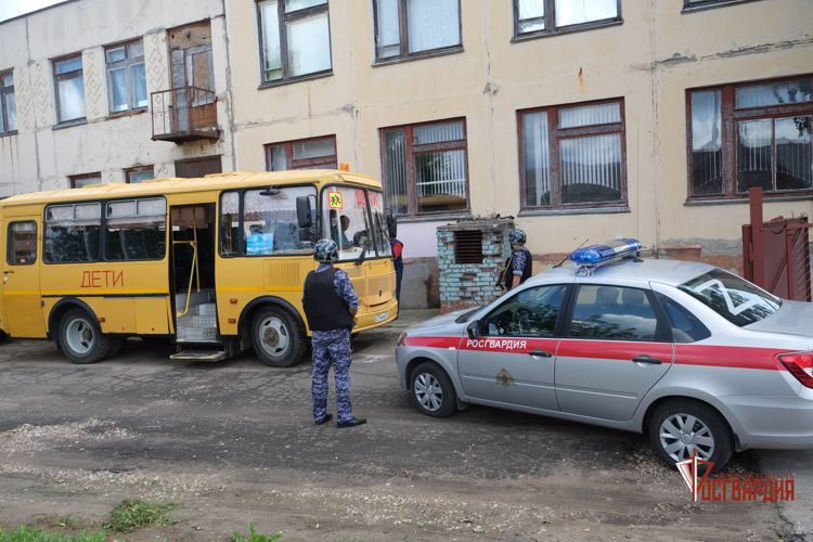 В школьных автобусах орловские росгвардейцы проверяют исправность охранно-тревожных сигнализаций