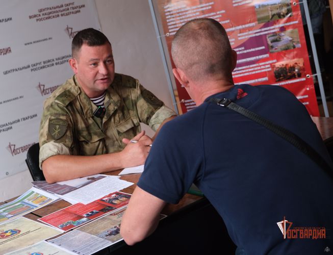   В Орле офицер Росгвардии рассказал журналистам о военной службе по контракту