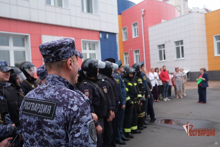 В орловской школе росгвардейцы отработали порядок действий при различных угрозах