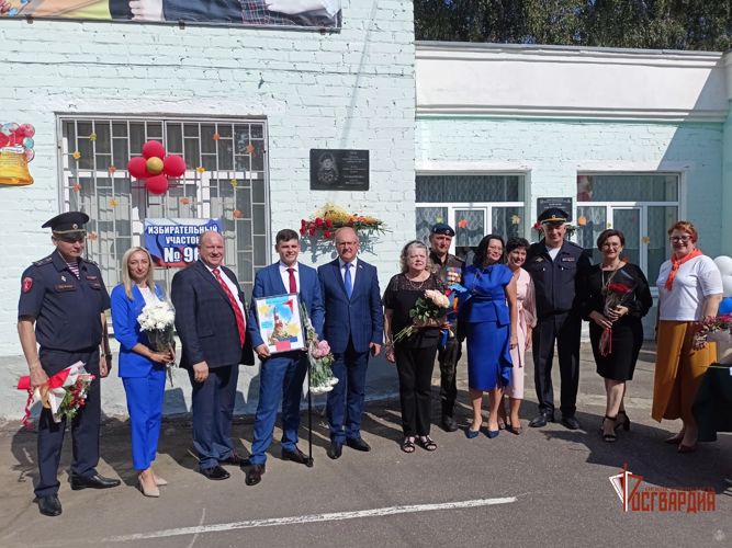 Орловские росгвардейцы поздравили школьников с Днем знаний