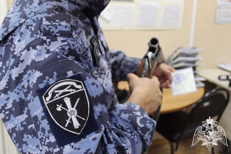 Пожилая орловчанка сдала росгвардейцам ружье покойного сына