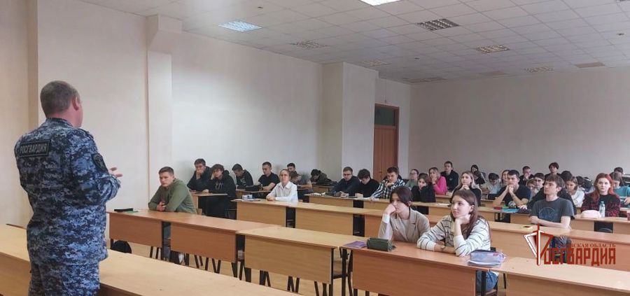 В Орле росгвардейцы провели профилактическое занятие со студентами