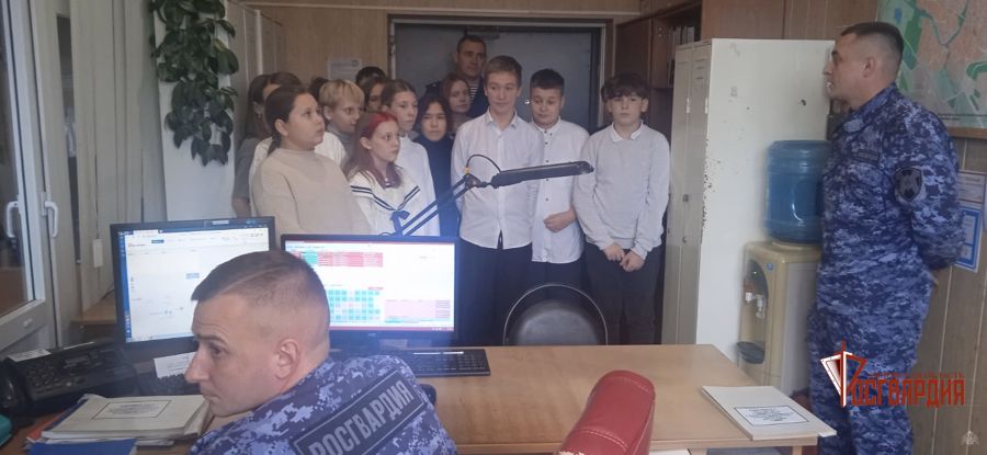 В Орле для школьников сотрудники вневедомственной охраны Росгвардии провели «День открытых дверей»
