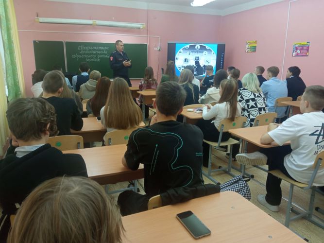 В Орле росгвардейцы поздравили школьников с Днем народного единства