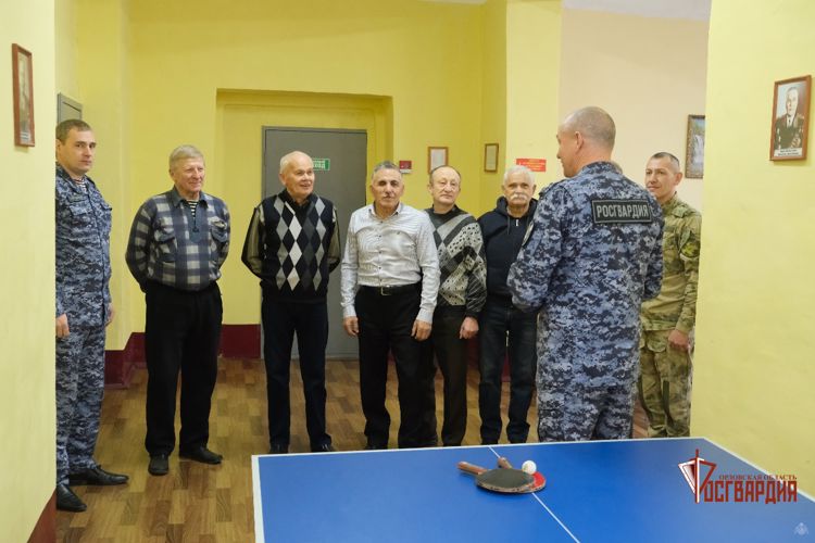 В Орле росгвардейцы поздравили ветеранов войск правопорядка
