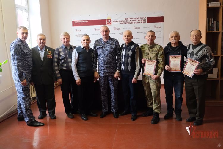В Орле росгвардейцы поздравили ветеранов войск правопорядка