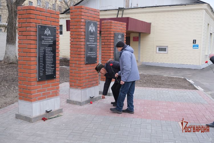 В Орле росгвардейцы поздравили ветеранов войск правопорядка