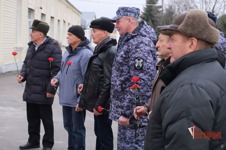 В Орле росгвардейцы поздравили ветеранов войск правопорядка