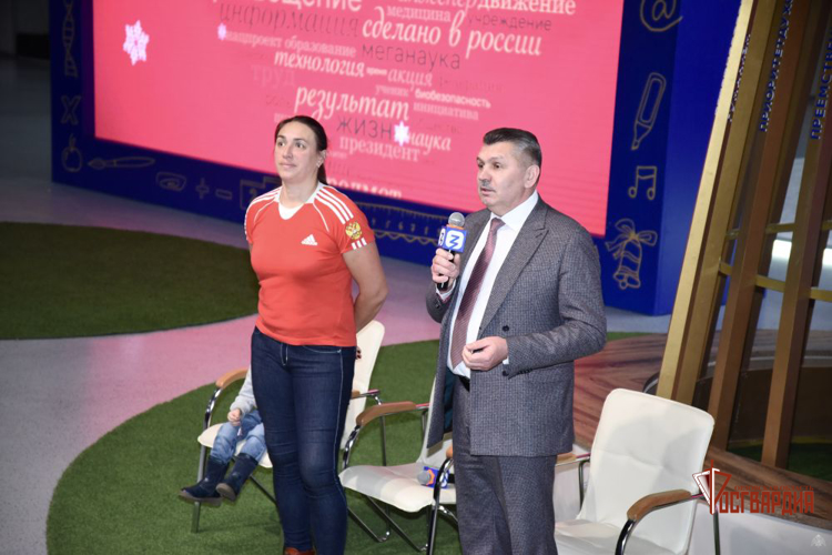 Офицер Росгвардии побеседовала с орловскими школьниками на новогодней елке в Москве