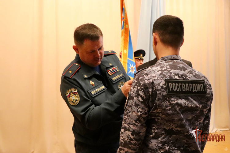Орловского росгвардейца наградили медалью «За спасение погибающих на водах»