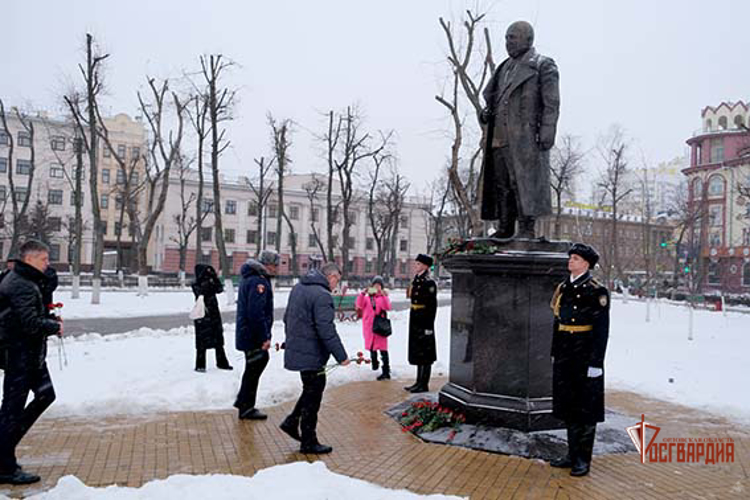 В Орле росгвардейцы почтили память Неизвестного солдата