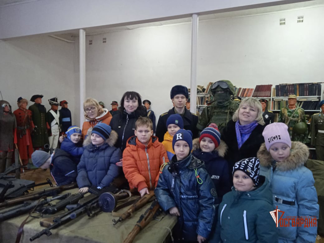 В Орле росгвардейцы провели экскурсию, посвященную Дню Героев Отечества