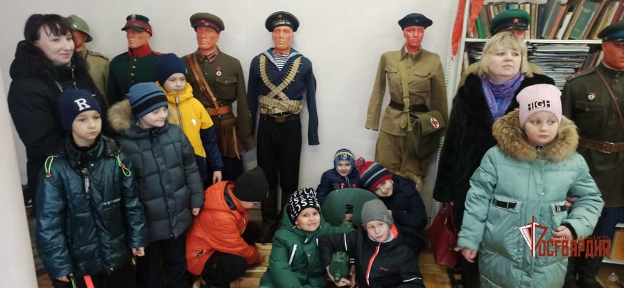 В Орле росгвардейцы провели экскурсию, посвященную Дню Героев Отечества