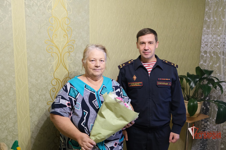 С Днем Героев Отечества росгвардейцы поздравили мать сотрудника ОМОН «Крепость» Алексея Скворцова