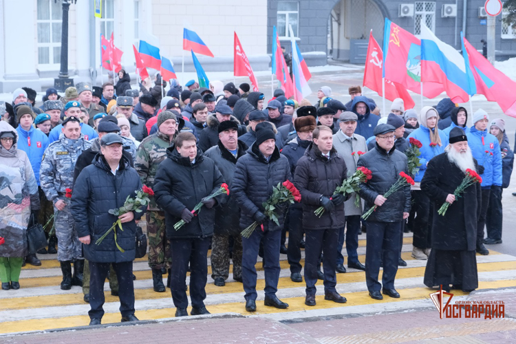 Росгвардейцы вместе с жителями Орловской области почтили память Героев Отечества