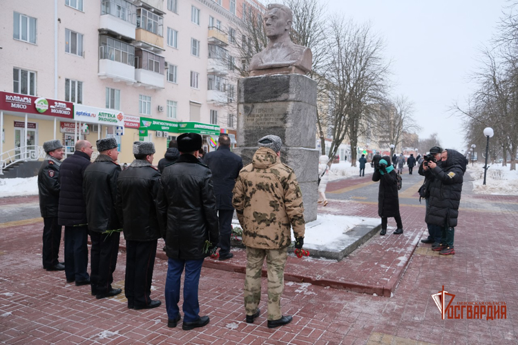 Росгвардейцы вместе с жителями Орловской области почтили память Героев Отечества