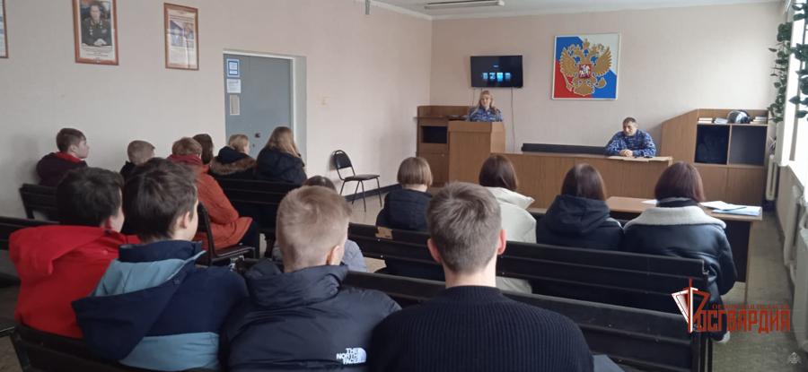 Орловские росгвардейцы поздравили школьников с Днем Конституции
