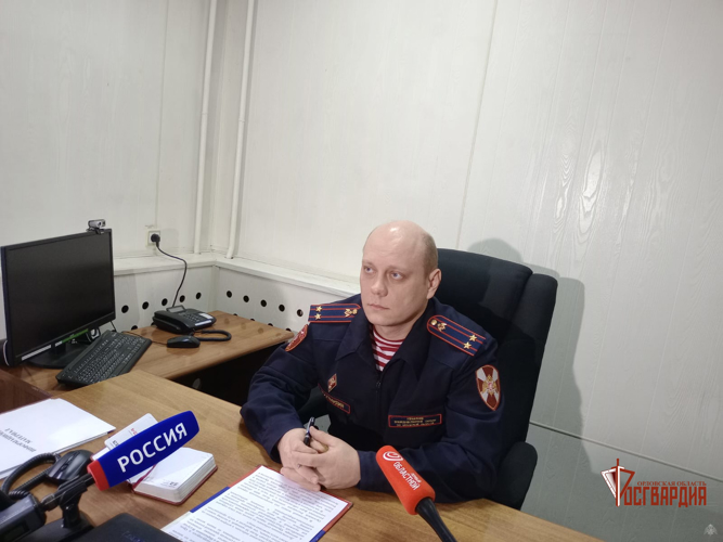 Орловские журналисты осмотрели автопарк росгвардейцев