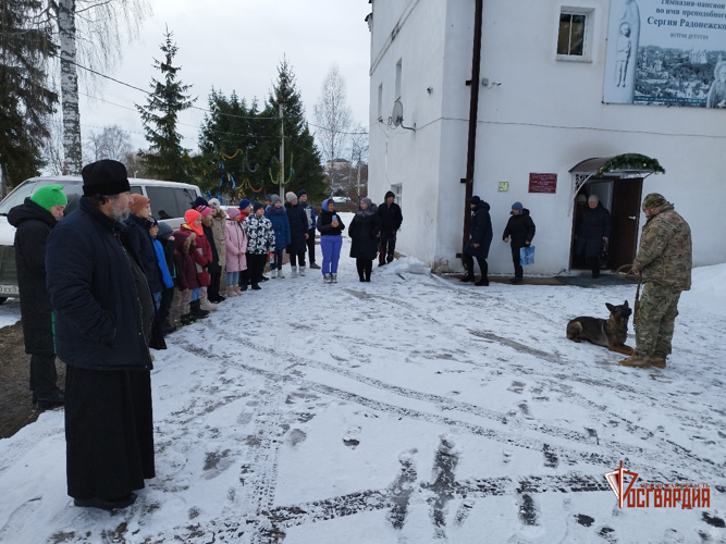Орловские росгвардейцы поздравили воспитанников подшефной гимназии с Новым годом и Рождеством
