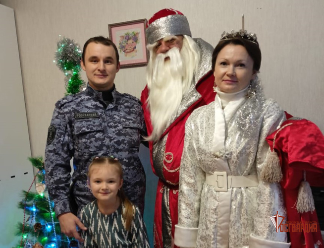 Дети орловских росгвардейцев познакомились с «Дедом Морозом специального назначения»