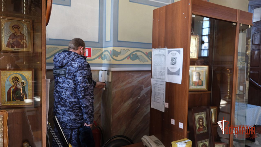 Росгвардейцы проверяют тревожные кнопки в соборах и храмах Орловской области