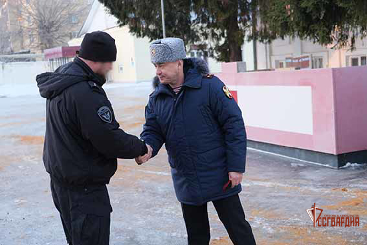 В Орле начальник Управления Росгвардии вручил госнаграды участникам СВО