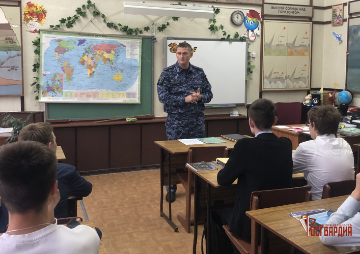 В Орле росгвардейцы отвечают на вопросы школьников о ведомственном образовании