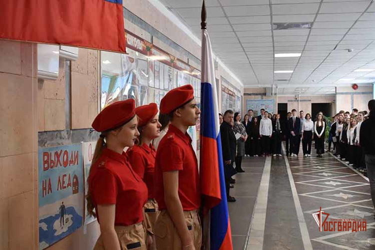 В Орле росгвардеец — участник СВО встретился со школьниками