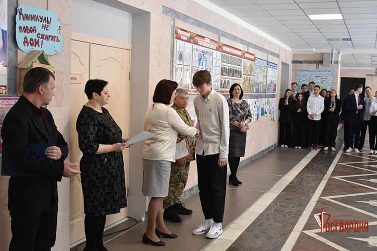 В Орле росгвардеец — участник СВО встретился со школьниками