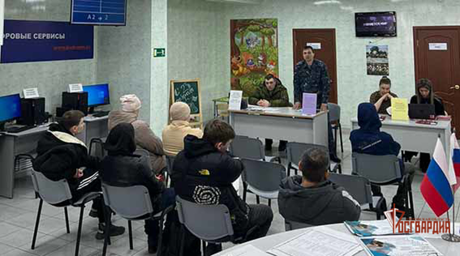 На ярмарке вакансий амчанам предложили службу в Росгвардии
