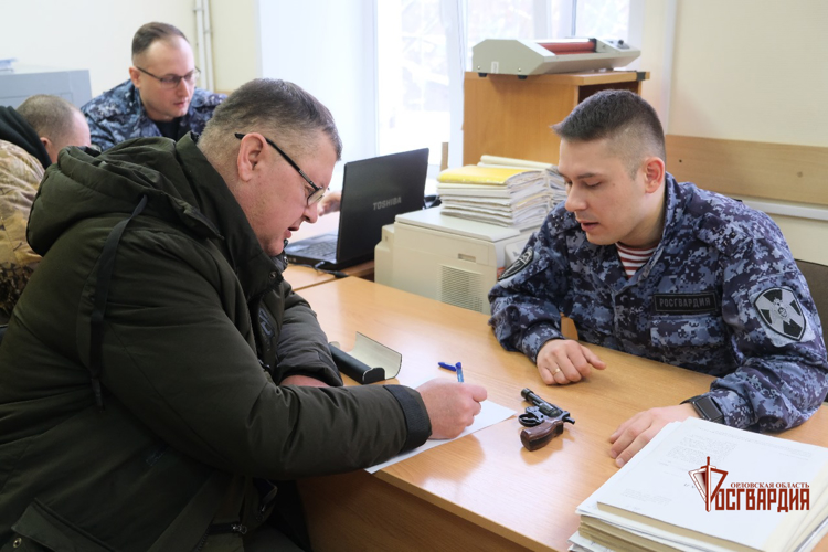 Орловский журналист сдал росгвардейцам газовый пистолет