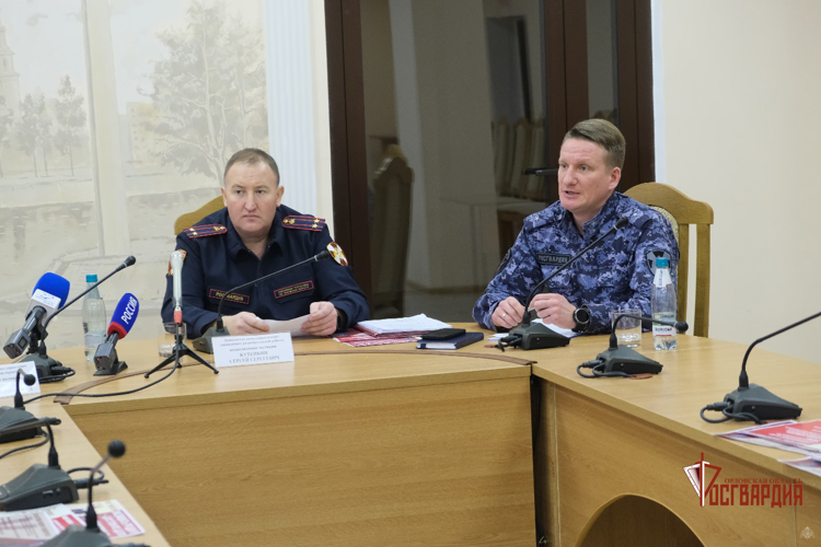 Орловские росгвардейцы обсудили с журналистами контроль за оборотом оружия в регионе