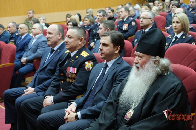В Орле росгвардейцев поздравили с 55-летием подразделений лицензионно-разрешительной работы и государственного контроля