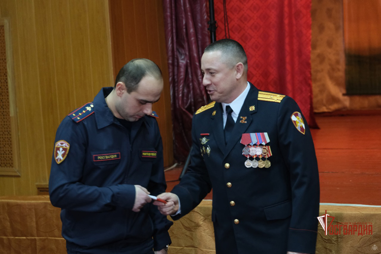 В Орле росгвардейцев поздравили с 55-летием подразделений лицензионно-разрешительной работы и государственного контроля